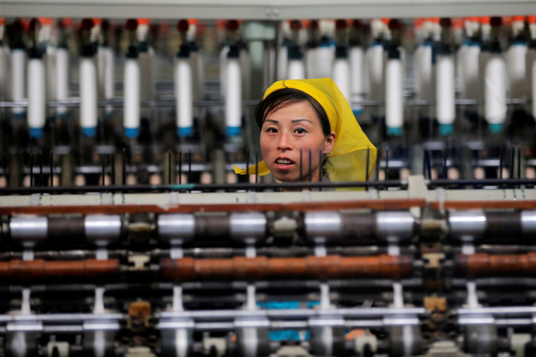 Рабочая на фабрике в Пхеньяне