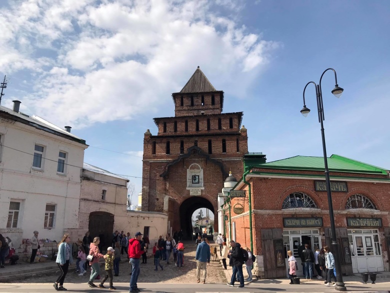 Коломна. Пятницкие ворота коломенского кремля. Справа: то самое место, где продают коломенские калачи.