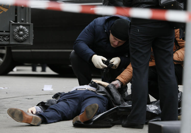 На месте убийства Дениса Вороненкова. Фото: Valentyn Ogirenko / Reuters