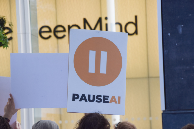 Акция протеста у здания офиса Google DeepMind в Лондоне 30 июня 2025 года