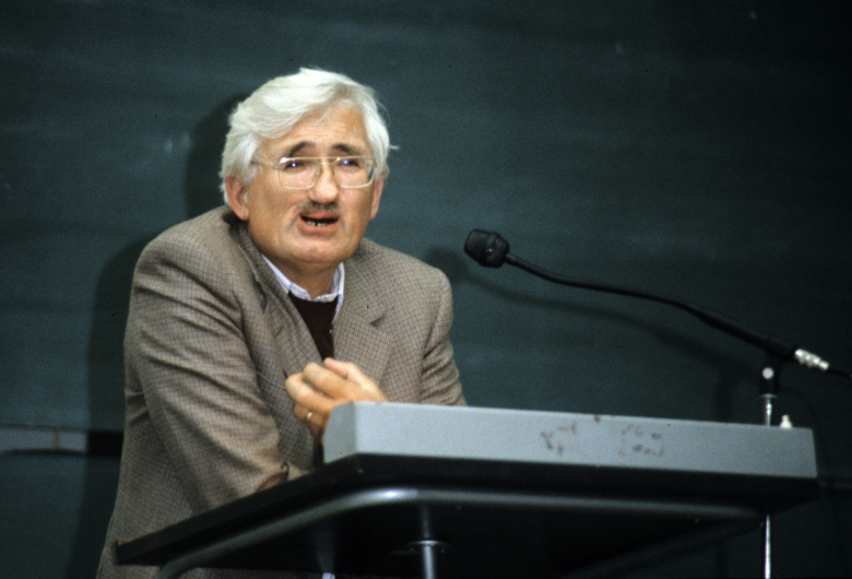 Юрген Хабермас во время лекции Университет имени Гёте, Франкфурте-на-Майне, 1982 год. Фото: Karin Hill / DPA / AFP