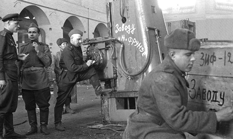 Советские военнослужащие демонтируют оборудование немецкого завода для  вывоза в СССР