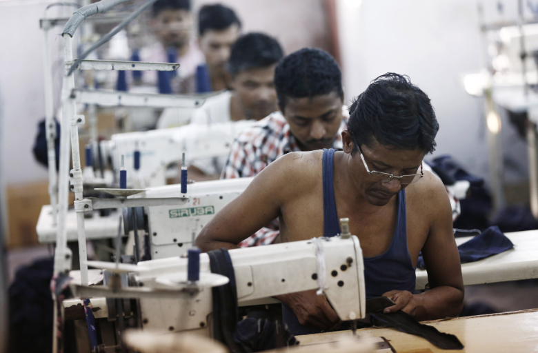 Рабочие на фабрике в Нью-Дели