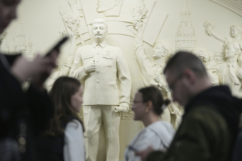 Воссозданный исторический горельеф «Благодарность народа вождю-полководцу» на станции метро «Таганская» в Москве