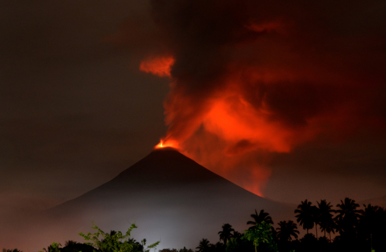 Извержение вулкана Сопутан, Индонезия. Фото:  Antara Foto / Adwit B Pramono / Reuters