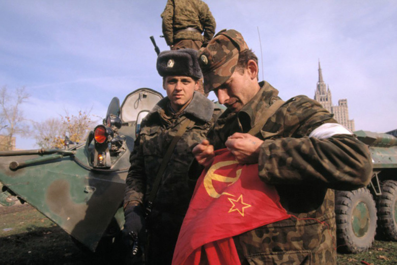 Военнослужащий Таманской дивизии разрывает трофейный советский флаг. Москва, 5 октября 1993 года