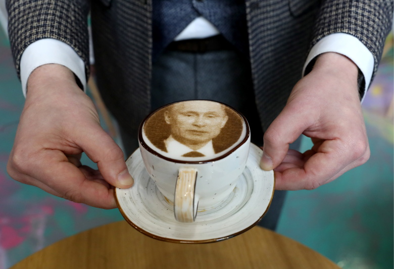 Портрет Владимира Путина на кофейной пенке. Фото: Александр Демьянчук/ТАСС