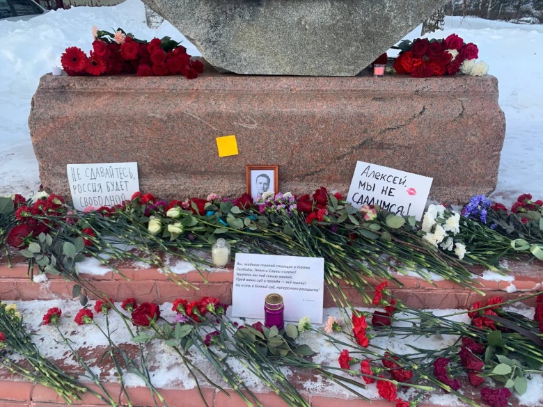 Стихийный мемориал в память об Алексее Навальном в Кирове