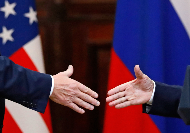 Президент США Дональд Трамп пожимает руку президенту России Владимиру Путину на пресс-конференции после встречи в Президентском дворце в Хельсинки, Финляндия, 16 июля 2018 года