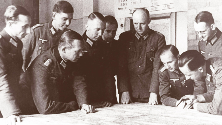 Командование группы армий «Центр» на Восточном фронте, конец 1941 г. Полковник фон Тресков — четвертый справа.
