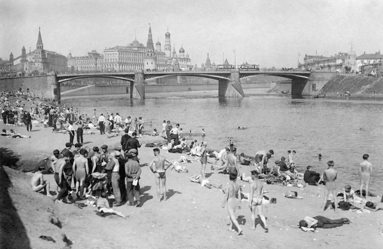Нудистский пляж у Большого каменного моста в Москве, 1928