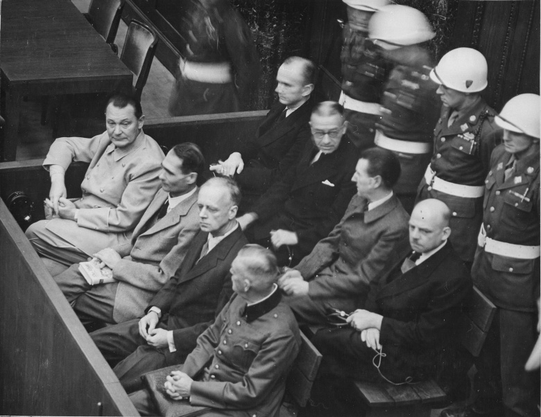 Нюрнбергский трибунал. Ответчики в своей ложе (примерно 1945-1946 гг). В переднем ряду, слева направо: Герман Геринг, Рудольф Гесс, Иоахим фон Риббентроп, Вильгельм Кейтель (во втором ряду, слева направо): Карл Дёниц, Эрих Редер, Бальдур фон Ширах, Фриц Заукель
