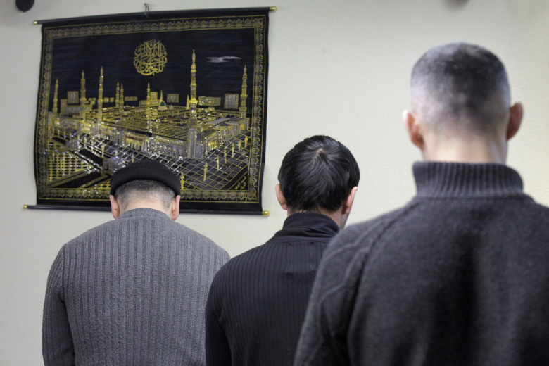Мусульмане в молельной комнате в Апраксином Дворе, Санкт-Петербург. Фото: Петр Ковалев / Интерпресс / ТАСС