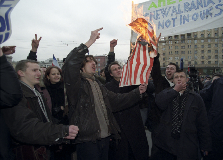 Митинг протеста у здания посольства США в Москве против агрессии НАТО в отношении Югославии, 1999 год. Фото: Владимир Федоренко / РИА Новости