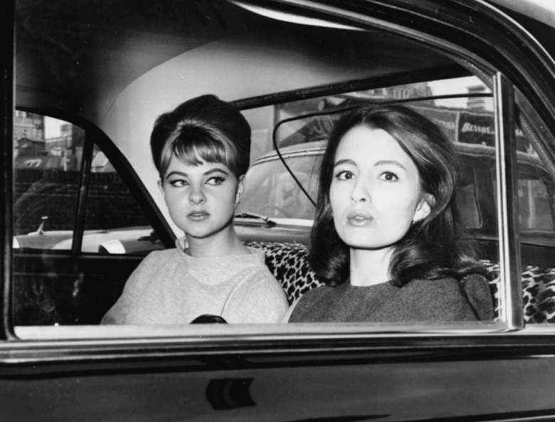 Кристин Килер (справа) с компаньонкой по ремеслу Мэнди Райс-Дэвис, 1963 год