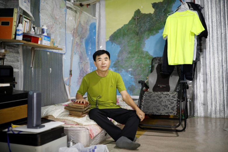 Беженец из Северной Кореи в своей квартире в Сеуле. Фото: Kim Hong-ji / Reuters