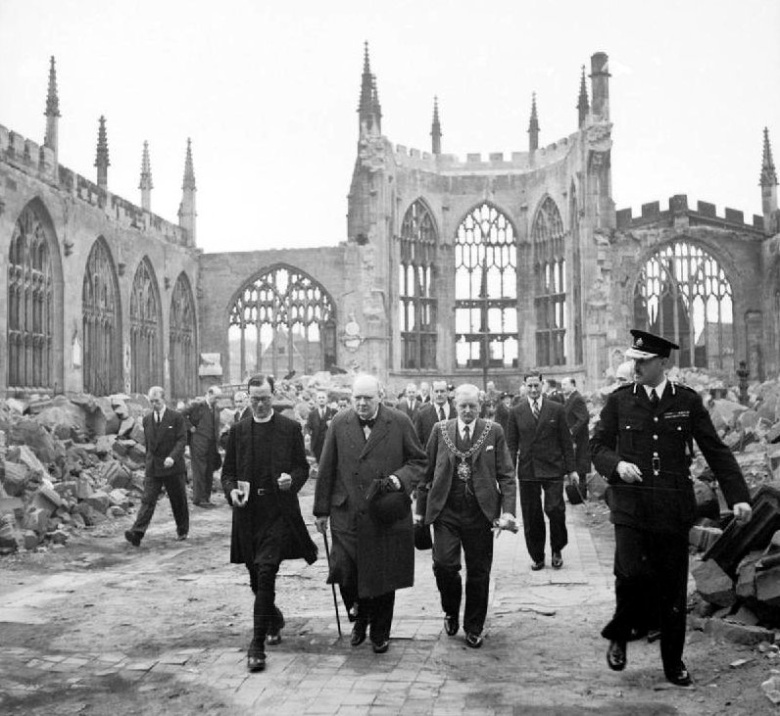 Уинстон Черчилль на руинах собора Святого Михаила в Ковентри, 1941 год