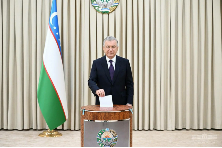 Президент Узбекистана голосует на референдуме о новой конституции, 30 апреля 2023 г.