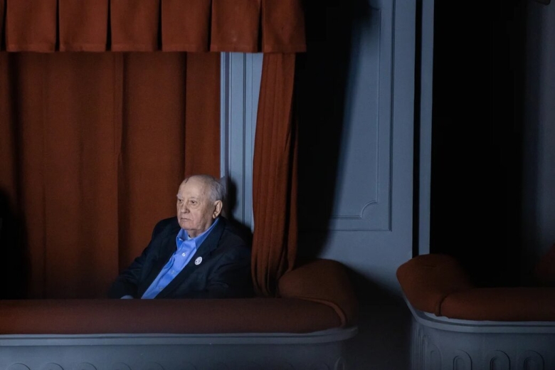 Горбачев смотрит спектакль «Горбачев» в ложе Театра наций