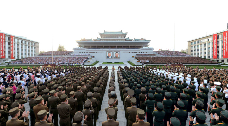 Празднование запуска ракеты в Пхеньяне.