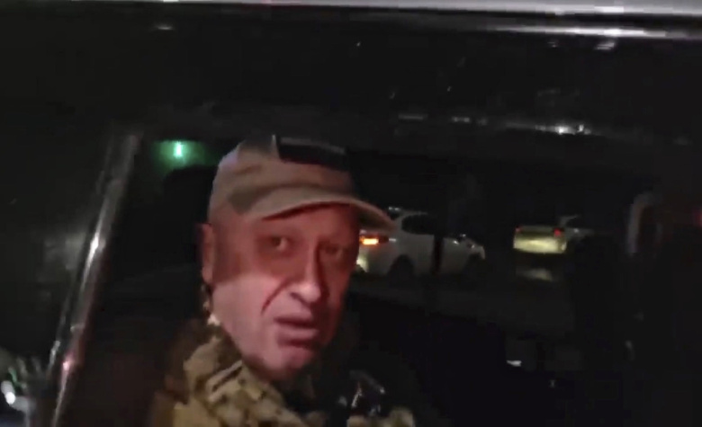 Евгений Пригожин покидает штаб в Ростове-на-Дону после завершения мятежа