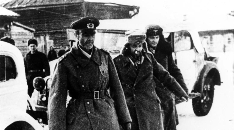 Фельмаршал Паулюс и его штабные офицеры сдаются в плен Красной армии. 31 января 1943 г.