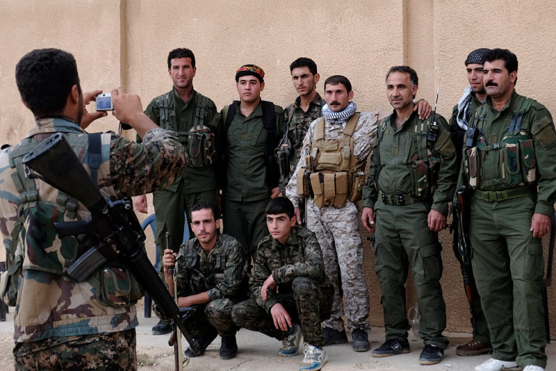 Бойцы курдского отряда народной самообороны перед отправкой на фронт для борьбы с ИГИЛ.