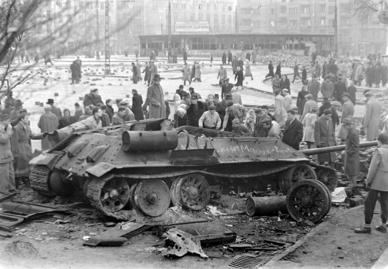 Подбитый советский танк T-34-85 в центре Будапешта. Конец октября 1956