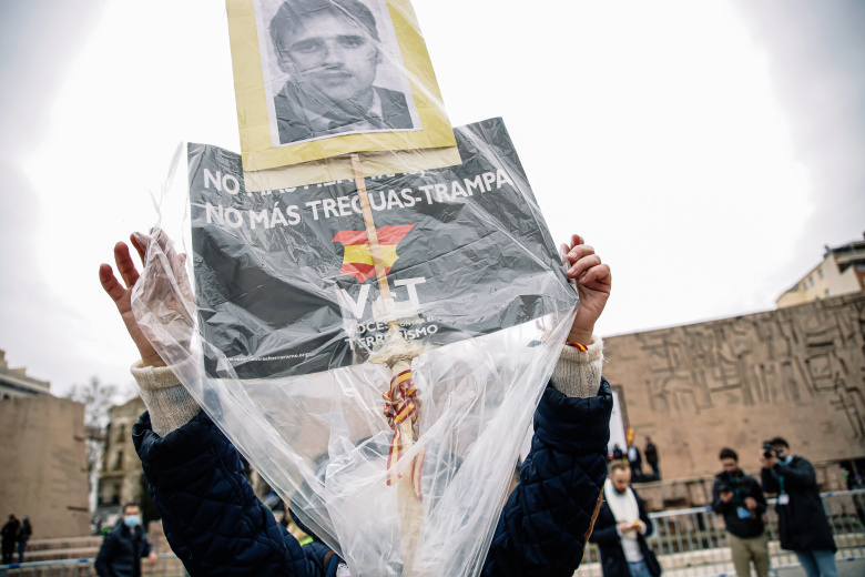 Человек с плакатом с фотографией убитого ETA Мигеля Анхеля Бланко на демонстрации, посвященной жертвам терроризма. 26 марта 2022 года, Мадрид