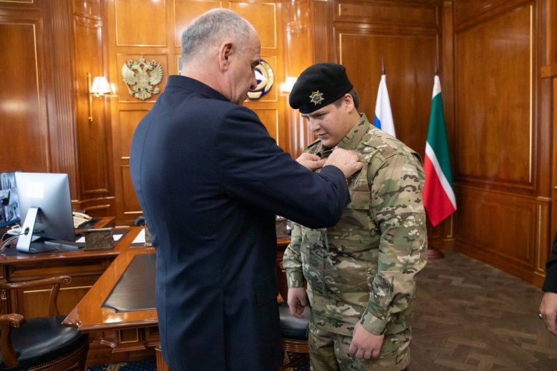 Глава Карачаево-Черкесии Рашид Темрезов награждает Адама Кадырова