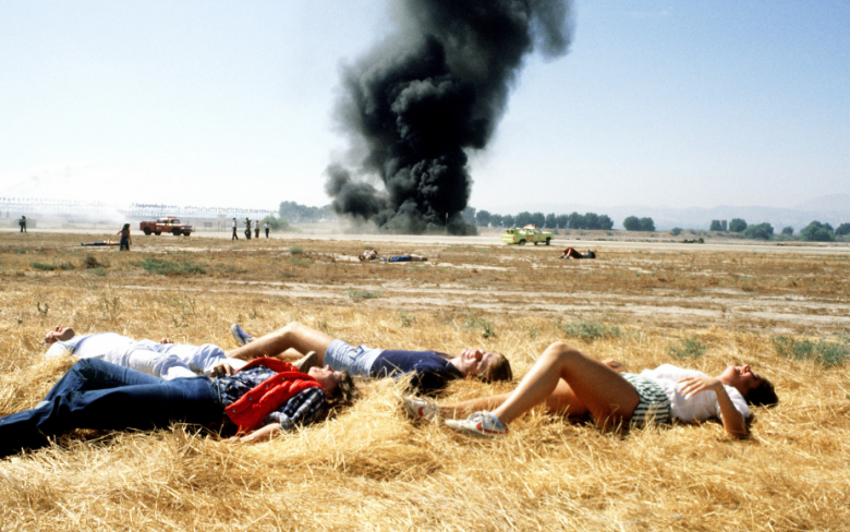 Добровольцы-участники учений американских ВВС изображают жертв «крупной авиакатастрофы» во время тренировки служб спасения на авиабазе Нортон (Калифорния)