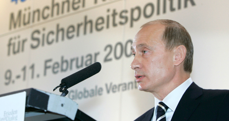Владимир Путин произносит знаменитую речь на Мюнхенской конференции 2007 года. Фото: Дмитрий Астахов / ТАСС