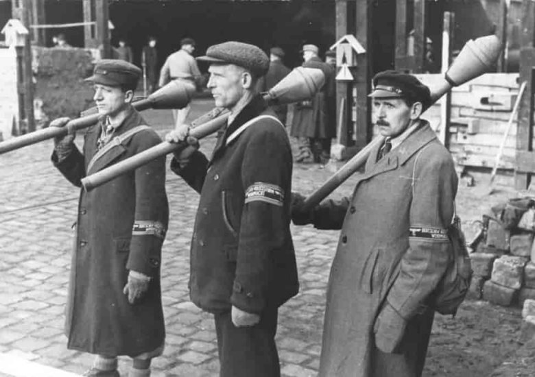 Бойцы фольксштурма. Берлин, 1945