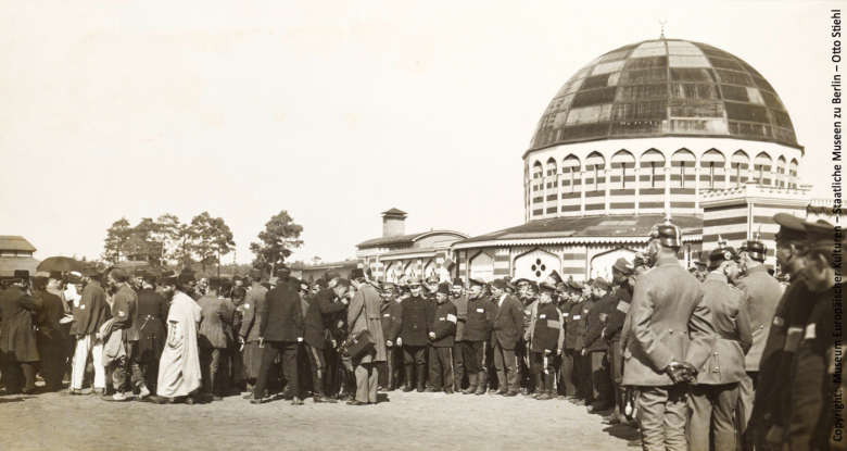 Мечеть и военнопленные в Лагере Полумесяца. Фото: Museum Europäischer Kulturen