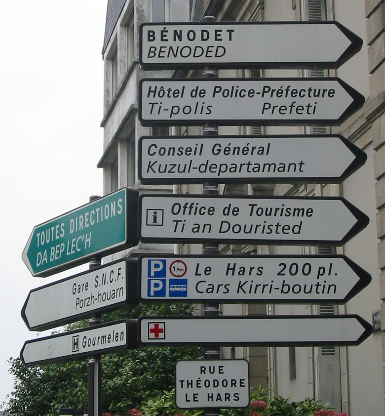 Указатели на французском и бретонском языках в Кемпере, Бретань.