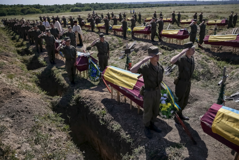 Похороны 57 украинских солдат, погибших у поселка Кушугум в Запорожье