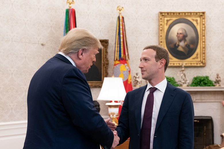 Президент США Дональд Трамп принимает CEO Facebook Марка Цукерберга в Овальном кабинете, сентябрь 2019