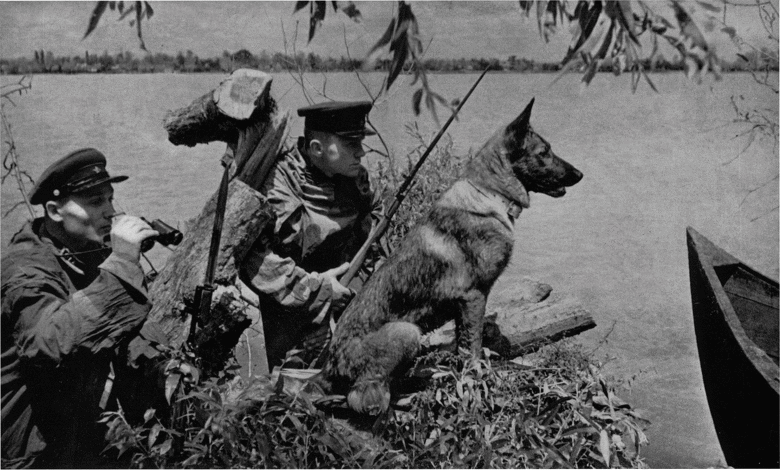 Советские пограничники на советско-румынской границе у реки Буг, июнь 1941