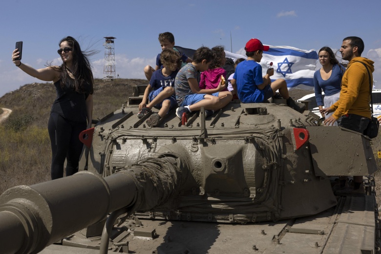 Семья на неисправном израильском боевом танке «Центурион» на границе с Сирией, 50-летие со дня окончания Войны судного дня, 6 октября 2023 года