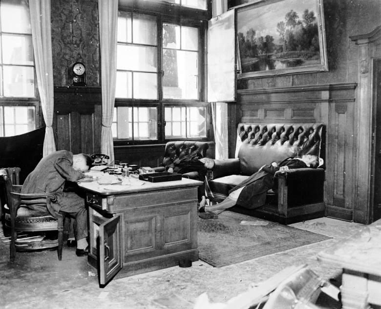 Заместитель мэра и казначей Лейпцига Эрнст Курт Лиссо, его жена и дочь. Совершили суицид 20 апреля 1945 года, когда американские войска вошли в город. Фото: Wikipedia
