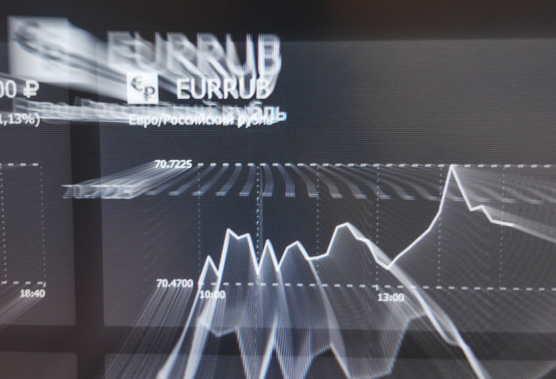 График курса евро к рублю на экране в здании Московской биржи. Фото: Григорий Сысоев / РИА Новости