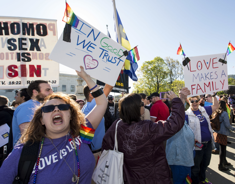 Сторонники и противники гей-браков на демонстрации. США