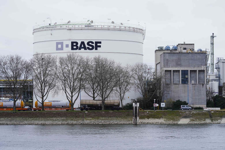 Завод химической компании BASF в Людвигсхафене. Фото: Uwe Anspach / dpa / Global Look Press
