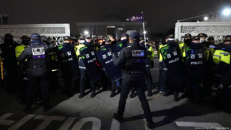 Полицейские возле здания парламента Южной Кореи