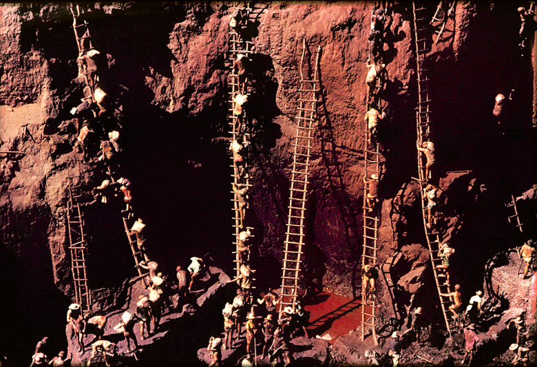 Formigas: рабочие-«муравьи» на золотом руднике Серра-Пелада (Бразилия, 1981)