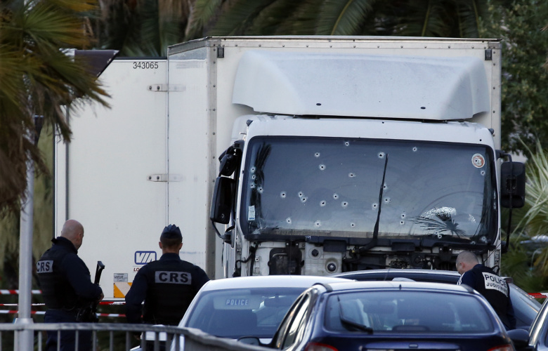 Французская полиция у грузовика, который въехал в толпу.