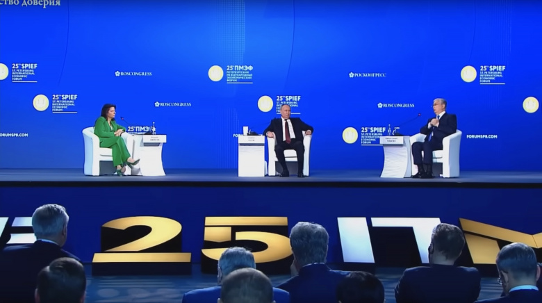 ПМЭФ-2022. На фото (слева направо): Маргарита Симоньян, Владимир Путин и Касым-Жомарт Токаев