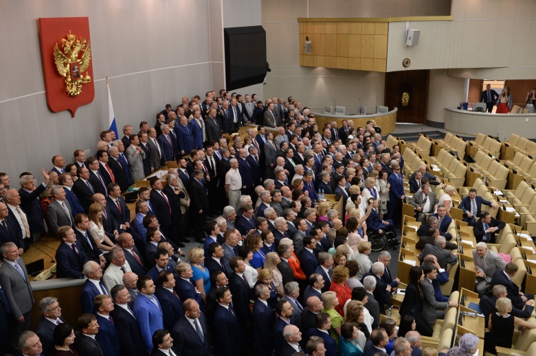 Депутаты Госдумы РФ шестого созыва фотографируются по окончании заседаний.