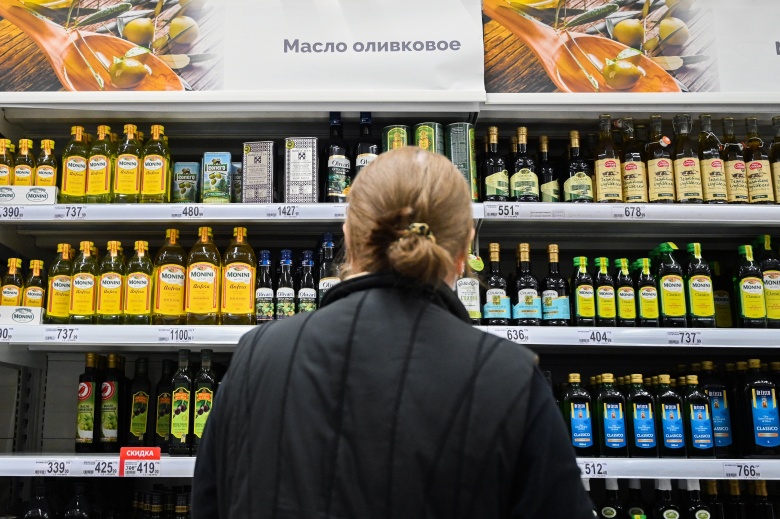 Продажа оливкового масла в сети продуктовых гипермаркетов "Ашан" (Auchan) в Москве. Фото: Рамиль Ситдиков / РИА Новости