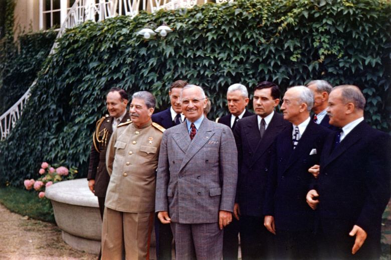 Президент США Гарри Трумэн и советский диктатор Иосиф Сталин на Потсдамской конференции (17 июля — 2 августа 1945)